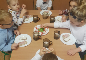 Dzieci z grupy II jedzą uroczyste śniadanie