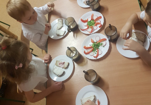 Dzieci z grupy II jedzą uroczyste śniadanie