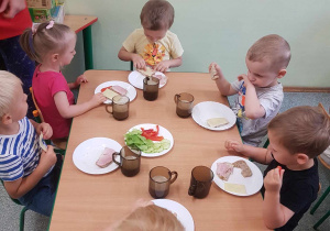 Dzieci jedzą sniadanie