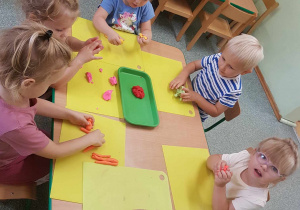 Dzieci wykonują prace z plasteliny