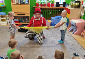 Dzieci biorą udział w pokazie klauna