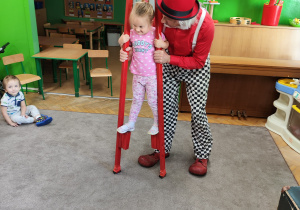 Dzieci biorą udział w pokazie klauna