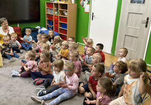 Dzieci oglądają występ muzyków