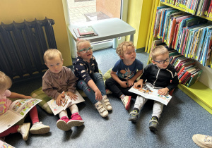 Dzieci uczestniczą w zajęciach prowadzonych przez panią bibliotekarkę
