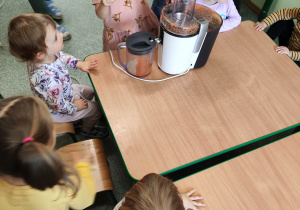 Dzieci przygotowują sok owocowy