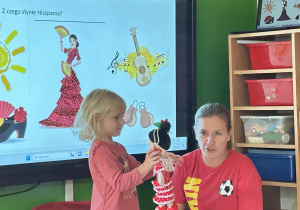 Dzieci oglądają prezentację na temat Hiszpanii