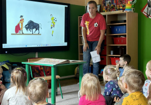 Dzieci oglądają prezentację na temat Hiszpanii