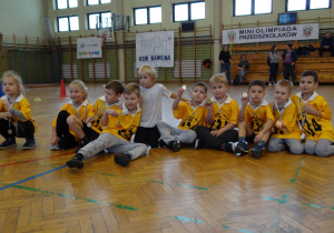 Grupowe zdjęcie dzieci z medalami