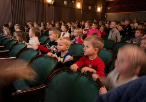 Dzieci aktywnie uczestniczą w spektaklu