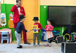 Dzieci czynnie uczestniczą w pokazie magika