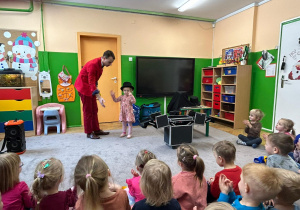 Dzieci czynnie uczestniczą w pokazie magika