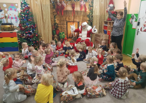 Dzieci śpiewają kolędę dla Mikołaja