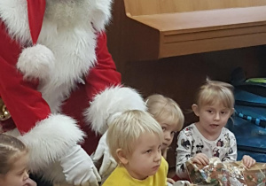 Dzieci z Mikołajem i otrzymanymi prezentami