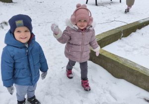 Dzieci rzucają się śnieżkami