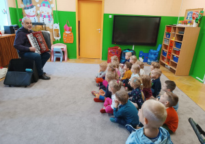 Dzieci słuchają informacji na temat akordeonu