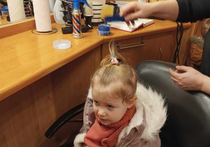 Dziewczynka podczas układania fryzury