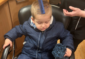 Chłopiec podczas układania fryzury i farbowania włosów