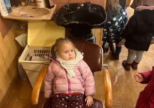 Dziewczynka w salonie fryzjerskim