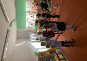 Dzieci tańczą do piosenki "Szczotka, pasta, kubek, ciepła woda".