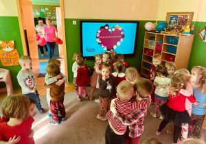 Dzieci tańczą "Taniec-przytulaniec"