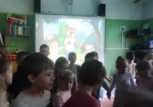 Dzieci tańczą do piosenki "Przyrodzie pomagamy"