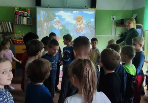 Dzieci tańczą do piosenki "Przyrodzie pomagamy"
