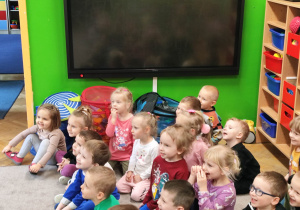 Dzieci oglądają przedstawienie "Przygody Technoludka"