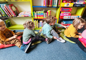 Dzieci uczestniczą w zajęciach prowadzonych przez panią bibliotekarkę