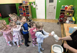 Dzieci biorą udział w warsztatach z suchym lodem