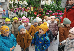 Dzieci oglądają kwiaciarnię