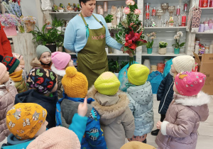 Dzieci poznają pracę florystki