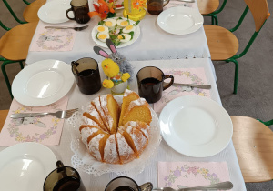 Przygotowania stołu przed Śniadaniem Wielkanocnym