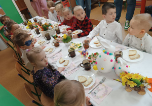 Dzieci jedzą Śniadanie Wielkanocne