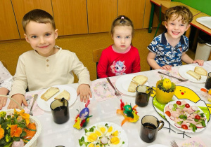 Dzieci jedzą Śniadanie Wielkanocne