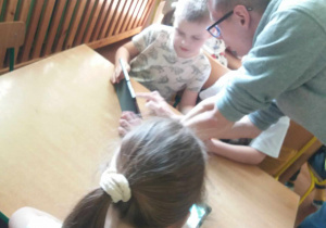 Dzieci projektują breloczki.