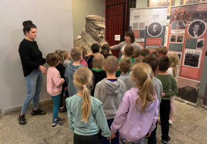 Dzieci słuchają ciekawostek na temat Józefa Piłsudskiego