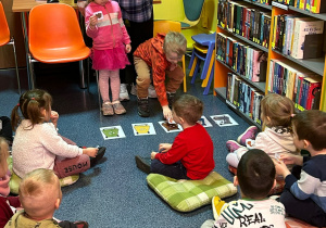 Dzieci uczestniczą w zajęciach "Dbajmy o Ziemię" prowadzonych przez panią bibliotekarkę