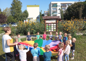 Zabawy ruchowe na pobliskiej górce