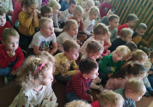 Dzieci oglądają spektakl pt. "Królewskie maniery".