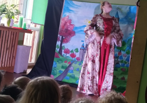 Dzieci oglądają spektakl pt. "Królewskie maniery".