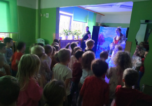 Dzieci oglądają spektakl pt. "Królewskie maniery".