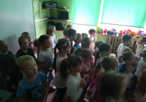 Dzieci oglądają spektakl pt. "Królewskie maniery".