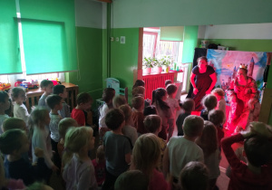 Dzieci oglądają spektakl pt. "Królewskie maniery".