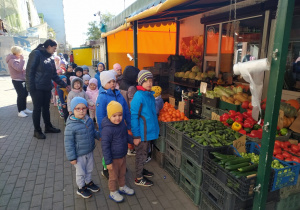 Dzieci kupują warzywa i owoce.