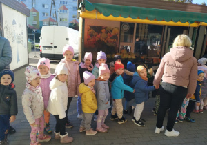 Dzieci kupują warzywa i owoce.