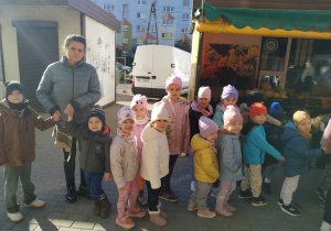 Dzieci kupują warzywa i owoce.