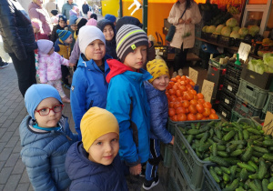 Dzieci kupują warzywa i owoce.