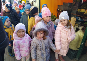 Dzieci kupują warzywa i owoce.