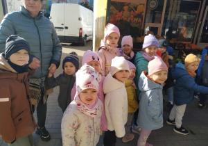 Dzieci kupują warzywa i owoce.