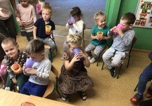Dzieci degustują sok owocowo-warzywny